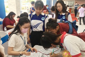 勞動者在就業平台上尋找工作機會。（圖源：清宇）