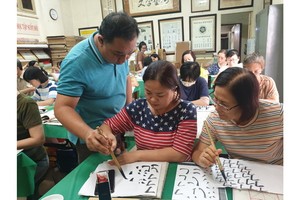 林漢城書法家向學員介紹書法概念及執筆技巧。