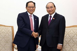 政府總理阮春福（右）接見韓國駐越南大使朴能運。（圖源：越通社）
