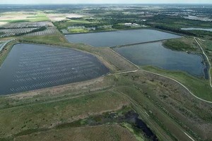 美國佛羅里達州的廢水池牆壁出現裂縫，放射性物質廢水恐外洩。（圖源：路透社）