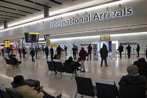 人們在倫敦希思羅機場的到達大廳等候。 （圖源：路透社）