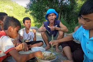 蘇伊節（中）在YouTube上分享他在平定省家鄉的農村生活。