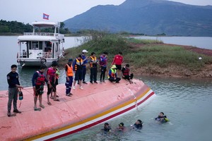 數名搜救人員下水搜救。（圖源：新華社）