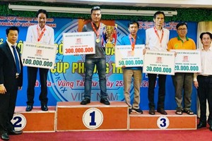 華人棋手鄭亞創(左二)及華人棋手范啟源(右三)領獎。