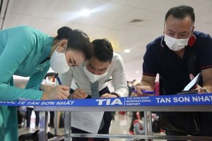 乘客在新山一機場填寫健康申報表。（圖源：垂楊）