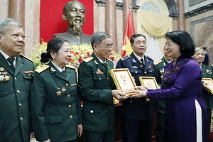國家副主席鄧氏玉盛向代表團贈送紀念品。（圖源：越通社）