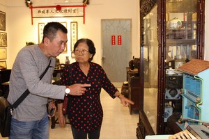 記者在“西堤華人文化陳列室”裡採訪華人革命老前輩李金梅（右）。