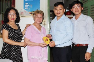 麒麟(右二)代表“張豐裕教育基金”向朱淑玲老師(左二)贈送撫恤金。