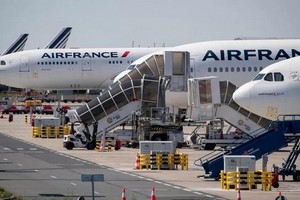 停在巴黎北部戴高樂機場的法航飛機。（圖源：互聯網）