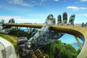 峴港佛手金橋是吸引遊客的景點。