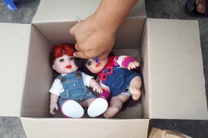 被查扣的疑似古曼童娃娃。（圖源：警方提供）