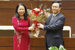 國會主席王廷惠祝賀武氏映春同志。（圖源：越通社）