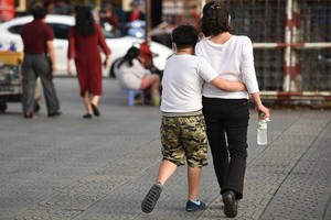 父母需撥出時間陪伴孩子，以成為孩子的朋友。