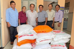 天后宮理事向土龍木市盲人會贈送1000萬元及500公斤大米。