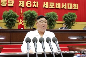 朝鮮國務委員會委員長金正恩在大會上發表講話。（圖源：韓聯社/朝中社）