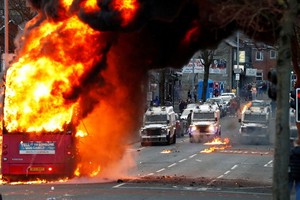 4月7日，英國北愛爾蘭首府貝爾法斯特發生嚴重示威衝突，一輛公車當街被縱火焚燒。（圖源：路透社）