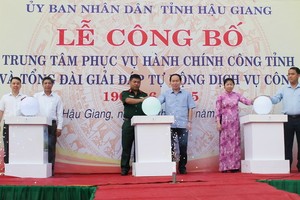 後江省公共行政勞務中心與開通1900866895公共勞務自動解答總台公佈儀式。（圖源：越通社）