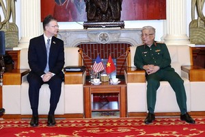 阮志詠上將（右）接見美國駐越南特命全權大使丹尼爾。（圖源：英宇）