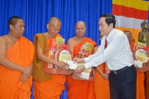 國會常務副主席陳清敏向各僧侶贈送禮物。（圖源：俊光）