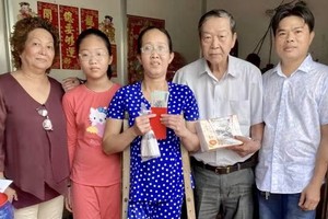 曾廣泳理事長(右二)與各常務副理事長 把物資轉交曾玉蘭母女(右三、四)。