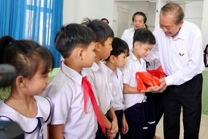 政府常務副總理張和平（右一）向武鴻山殘疾兒童撫養中心的小朋友們贈送禮物。（圖源：阮玉）