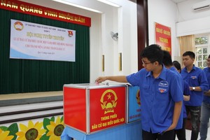 向青年宣傳選舉法律知識