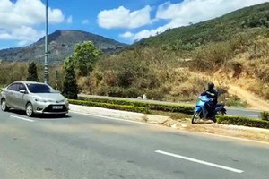 聯姜-普仁高速公路上的分隔綠帶遭人打斷數十處，機車可隨便調頭，造成交通安全隱患。（圖源：玉河）