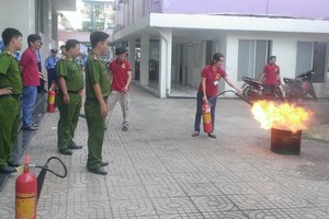 在居民區進行消防演習。