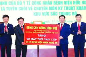 國會主席王廷惠（右二）向乂安全科友誼醫院贈送鮮花和兩部高級呼吸機。（圖源：VGP）