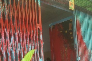 遭人撥油漆的一間民房。（圖源：志石）