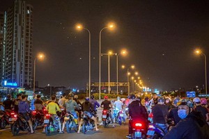 眾多飆車徒非法聚集在高速公路入口企圖準備飆車競速。