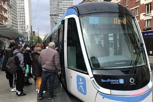 民眾乘坐新線路有軌電車。（圖源：互聯網）