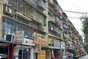 平盛郡清多公寓區居民使用鐵網圍住，導致消防工作遇到困難。