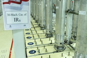 伊朗日前啟用納坦茲核設施的新型離心機，用來生產濃縮鈾。（圖源：AP）