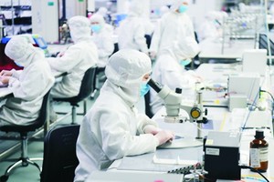 生產商運用消毒物料，製作適合個人、可以重複使用的防疫裝備，應付各種傳染病。