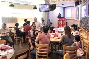 食客在早市歎早茶，唱唱歌，談笑風生。