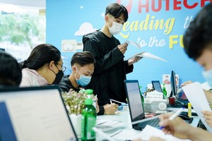 應屆高中畢業生在了解各所大學的經濟與金融學系招生資訊。