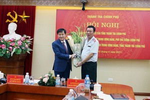 政府副總理黎明概（左）向政府總監察長段鴻鋒贈送鮮花祝賀。（圖源：方孝）