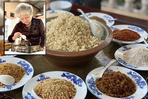 順化宮廷飲食藝人尊女氏霞正在烹煮順化人十分講究的「鹽餐」，這也是《記憶中美食》項目之一。