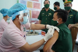 為邊防戰士接種新冠疫苗。 