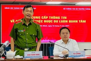 市公安廳副廳長丁清閑少將（左）在新聞發佈會上發言。（圖源：文明）