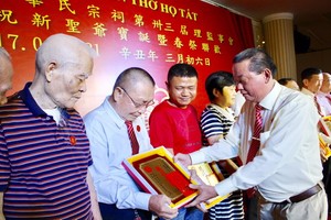 畢氏宗祠理事長畢景焯向諸位長者贈送利是。