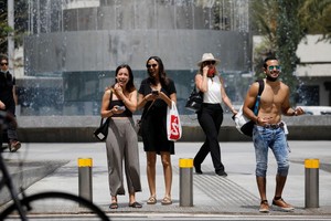 以色列衛生部宣佈，由於大部分人接種了冠病疫苗，以色列疫情日趨緩和，新增確診病例持續減少，人們在戶外無需佩戴口罩，但在室內還需佩戴口罩，並保持社交距離。 （圖源：路透社）