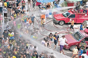 曼谷不少民眾參與潑水節。（圖源：Getty Images）
