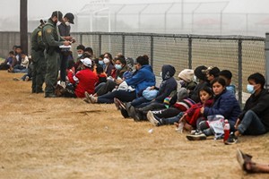 圖為2021年4月10日在德克薩斯州La Joya越過美墨邊境的非法移民。（圖源：互聯網）