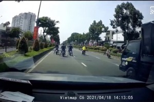 視頻截圖畫面顯示，一群飆車族公然霸佔汽車車道企圖準備飆車競速。