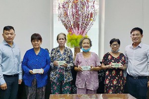 本報編委文忠孝(右)及Sunny World 投資與發展股份公司副總經理楊迪生(左)向屋主轉贈經費。