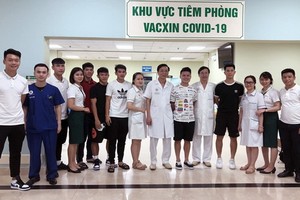 接受新冠疫苗注射後的足球隊員們與108軍醫院醫護人員合影留念。（圖源：VFF）