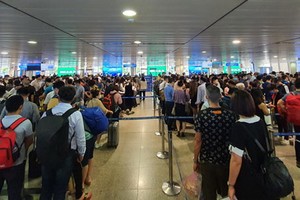 最近幾天，眾多乘客在新山一機場的安檢區排隊等候。（圖源：芳英）