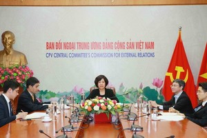 中央對外部副部長阮氏黃雲（中）出席會議並發言。（圖源：越通社）